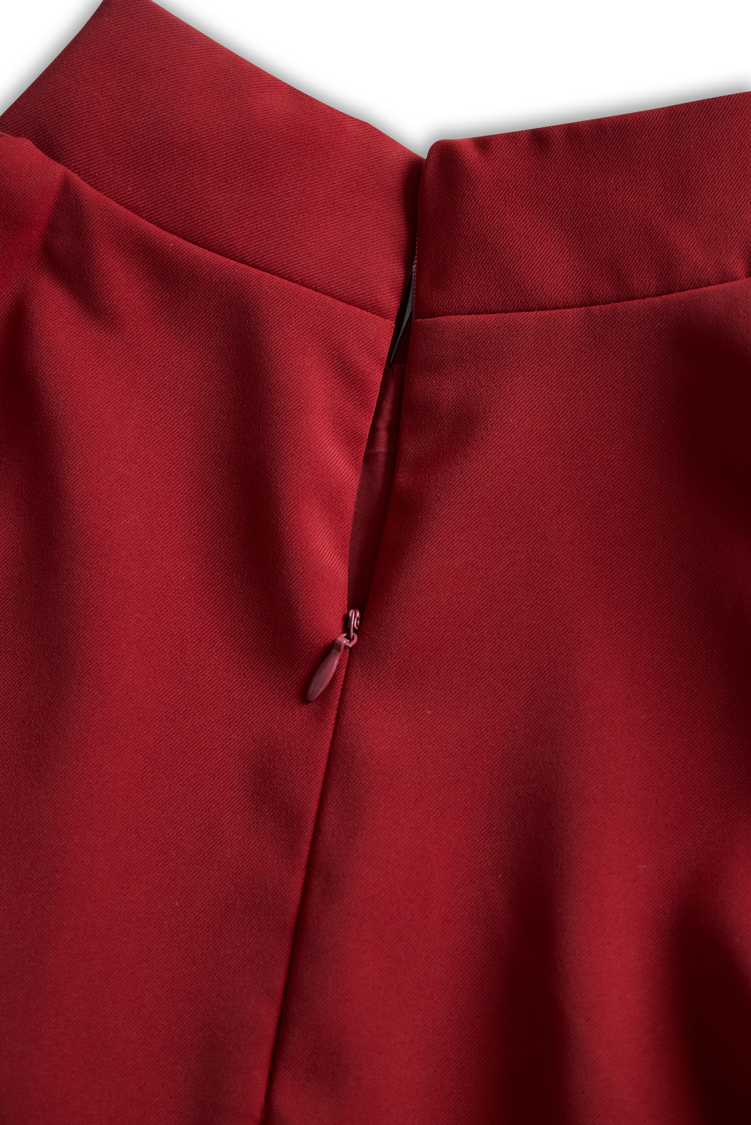 Naadmaastricht | Elegant wit jurkje met opstaande kraag en ceintuurdesign