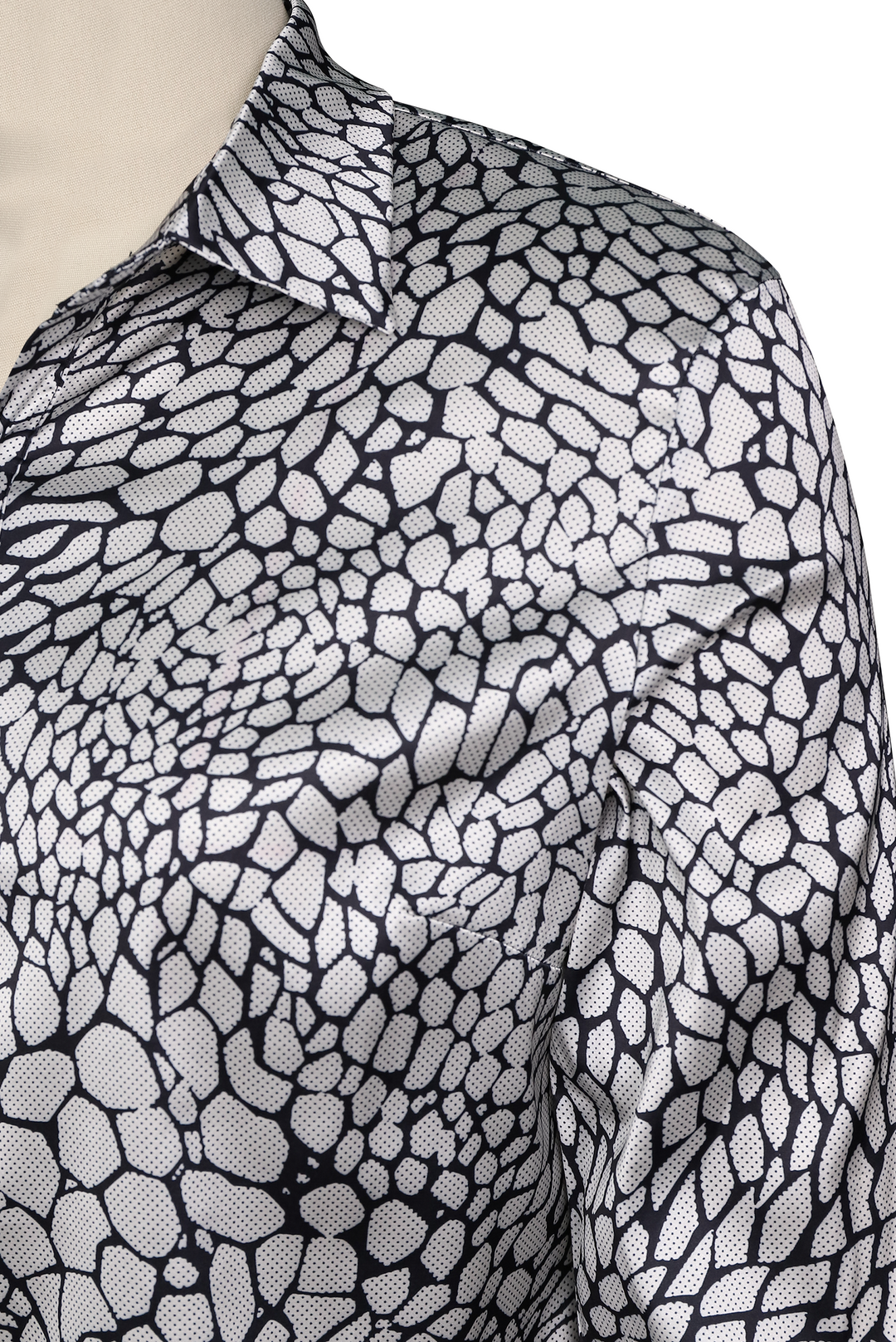 Naadmaastricht | Satijnblouse met moderne slangenprint-elegantie