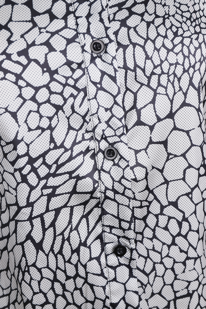 Naadmaastricht | Satijnblouse met moderne slangenprint-elegantie