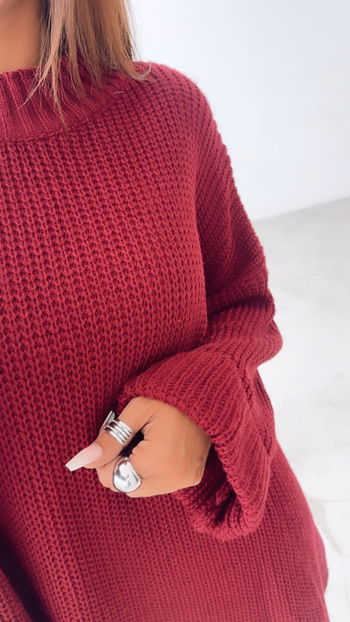 Naadmaastricht | Oversized trui met hoge kraag en split / wijnrood