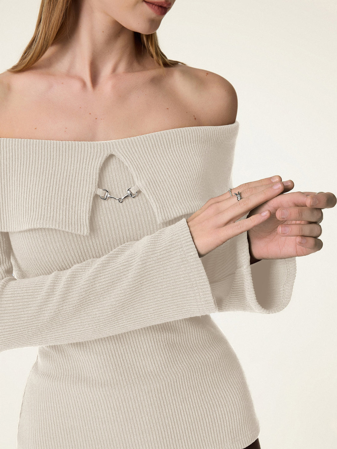 Naadmaastricht | Antislip BH met Metaalketting-Detail en Open Schouders