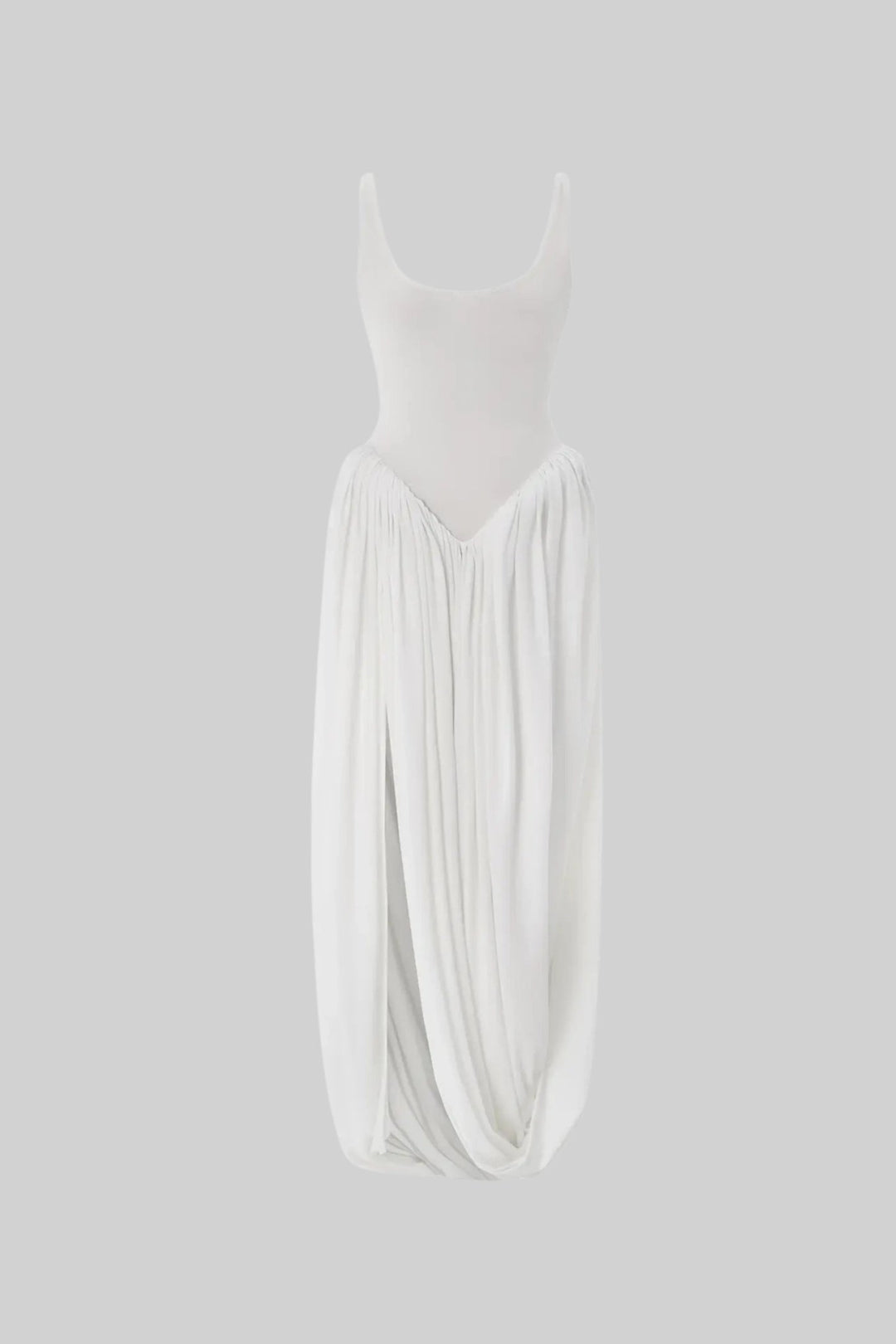 Naadmaastricht | Gedrapeerde Maxi-jurk met Sculpturale Rok en Zijsplit – Wit
