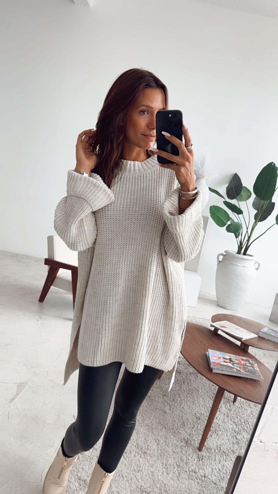 Naadmaastricht | Oversized trui met hoge kraag en split / beige