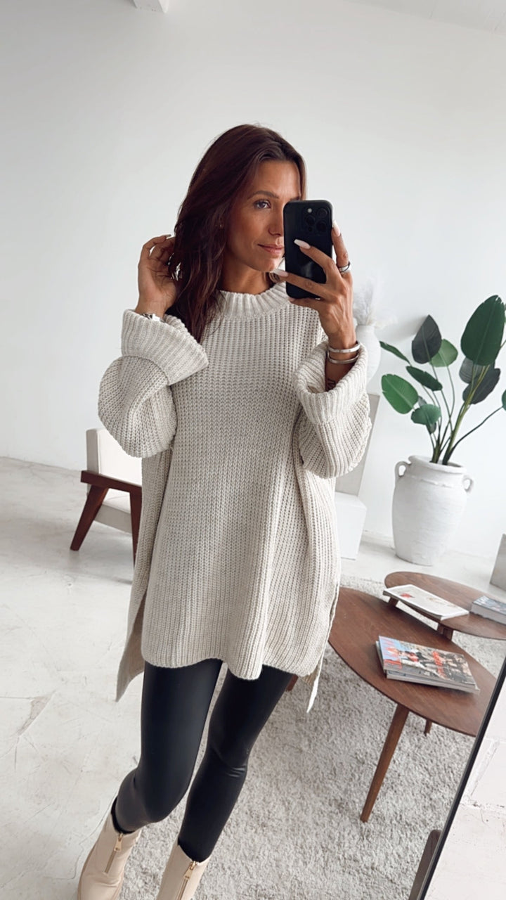 Naadmaastricht | Oversized trui met hoge kraag en split / beige