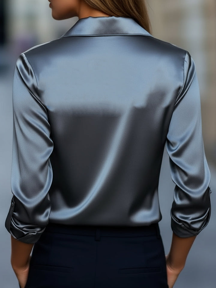 Naadmaastricht | Satijnen blouse in zilver met diepe V-hals