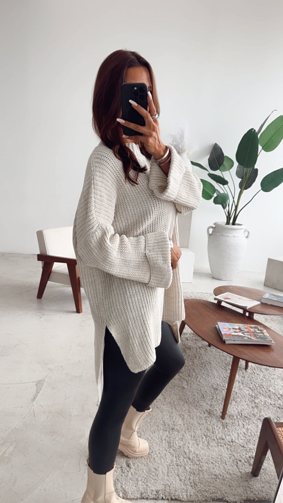 Naadmaastricht | Oversized trui met hoge kraag en split / beige