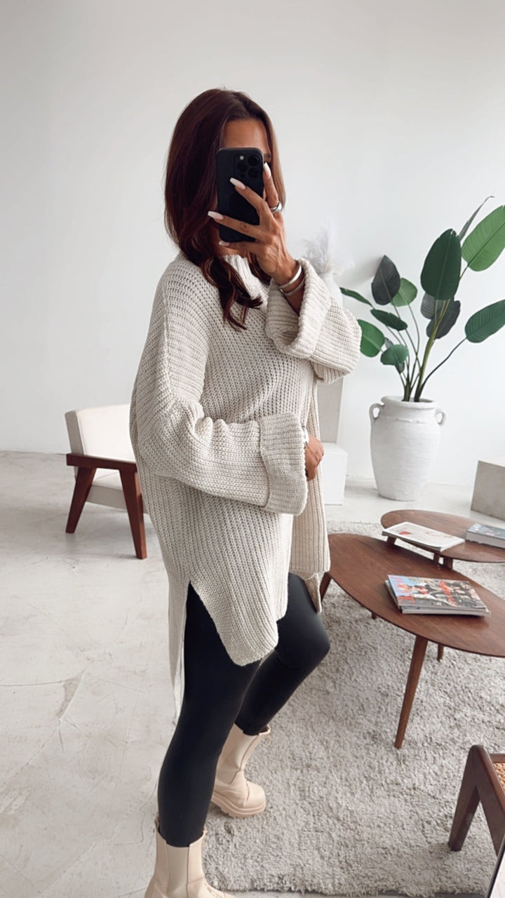 Naadmaastricht | Oversized trui met hoge kraag en split / beige