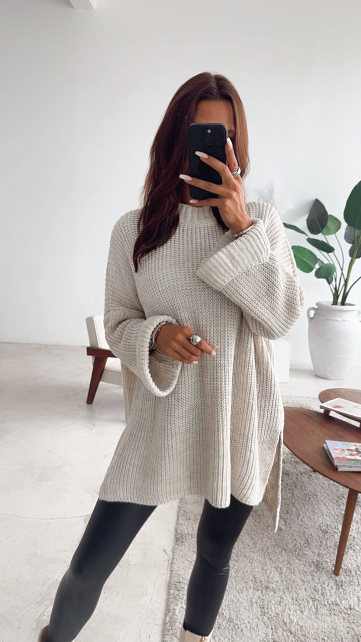 Naadmaastricht | Oversized trui met hoge kraag en split / beige