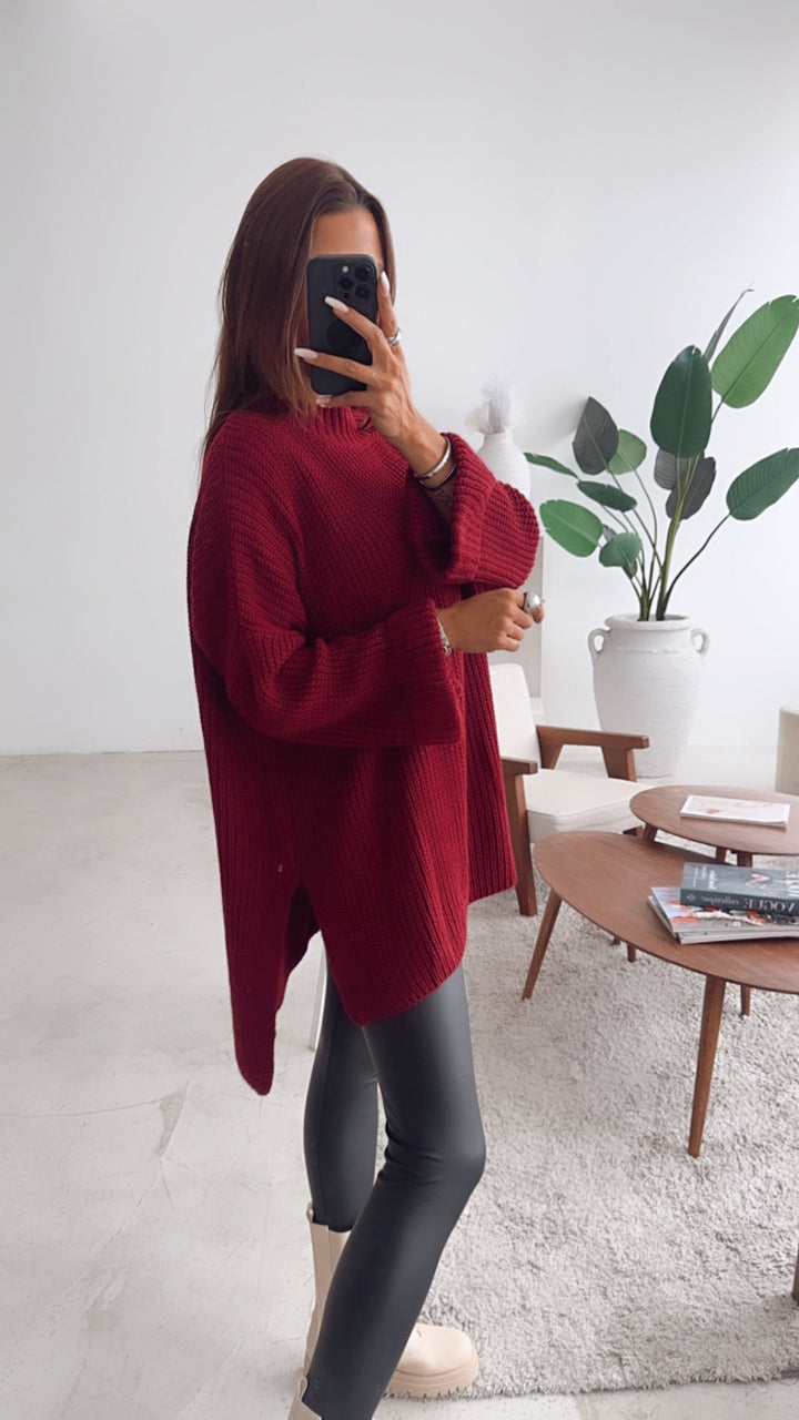 Naadmaastricht | Oversized trui met hoge kraag en split / wijnrood