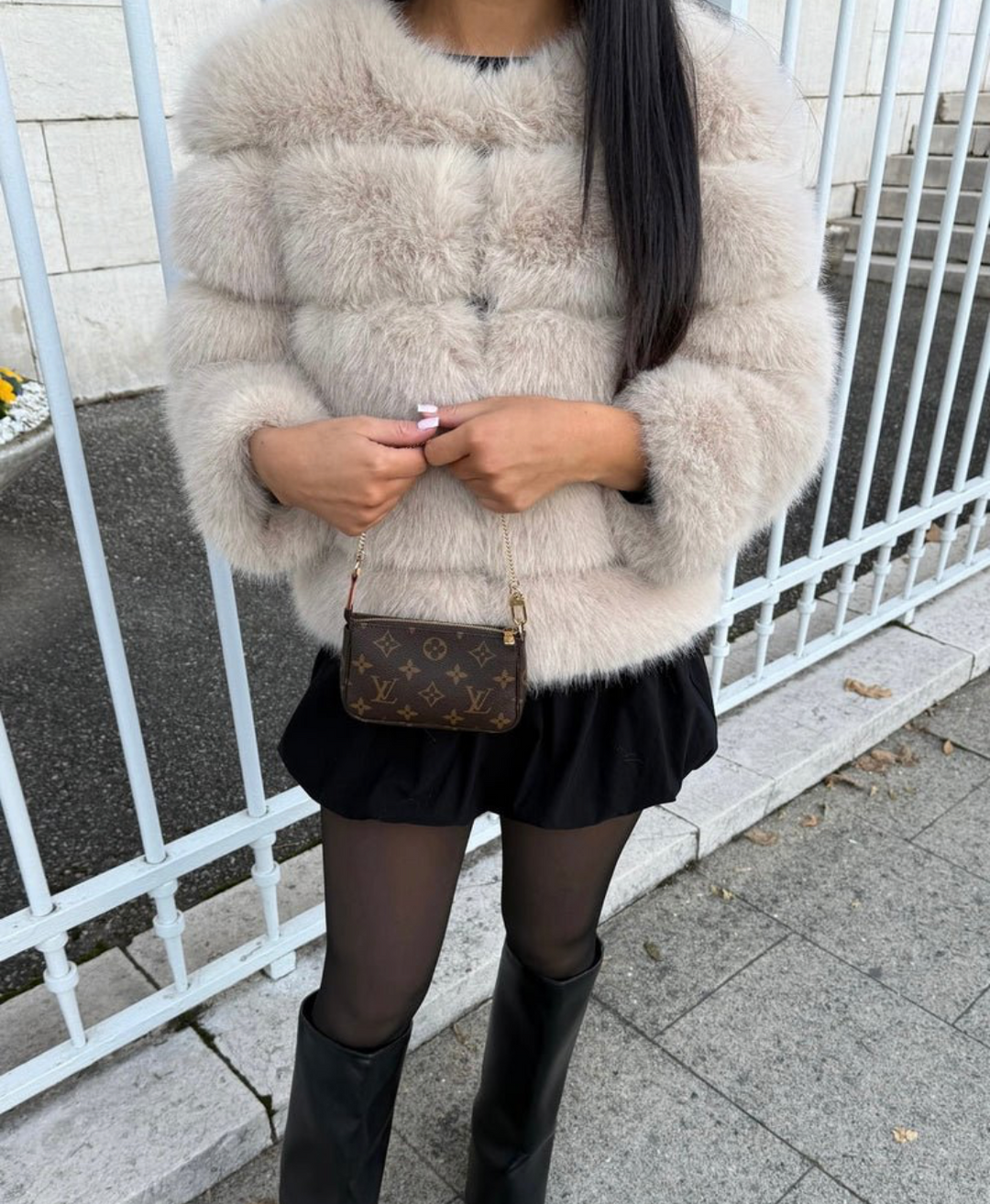 Naadmaastricht | Faux Fur Jas met Oversized Pasvorm & Volumineuze Vossenbont-Look