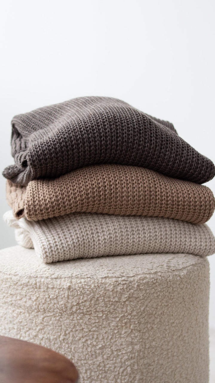 Naadmaastricht | Oversized trui met hoge kraag en split / beige