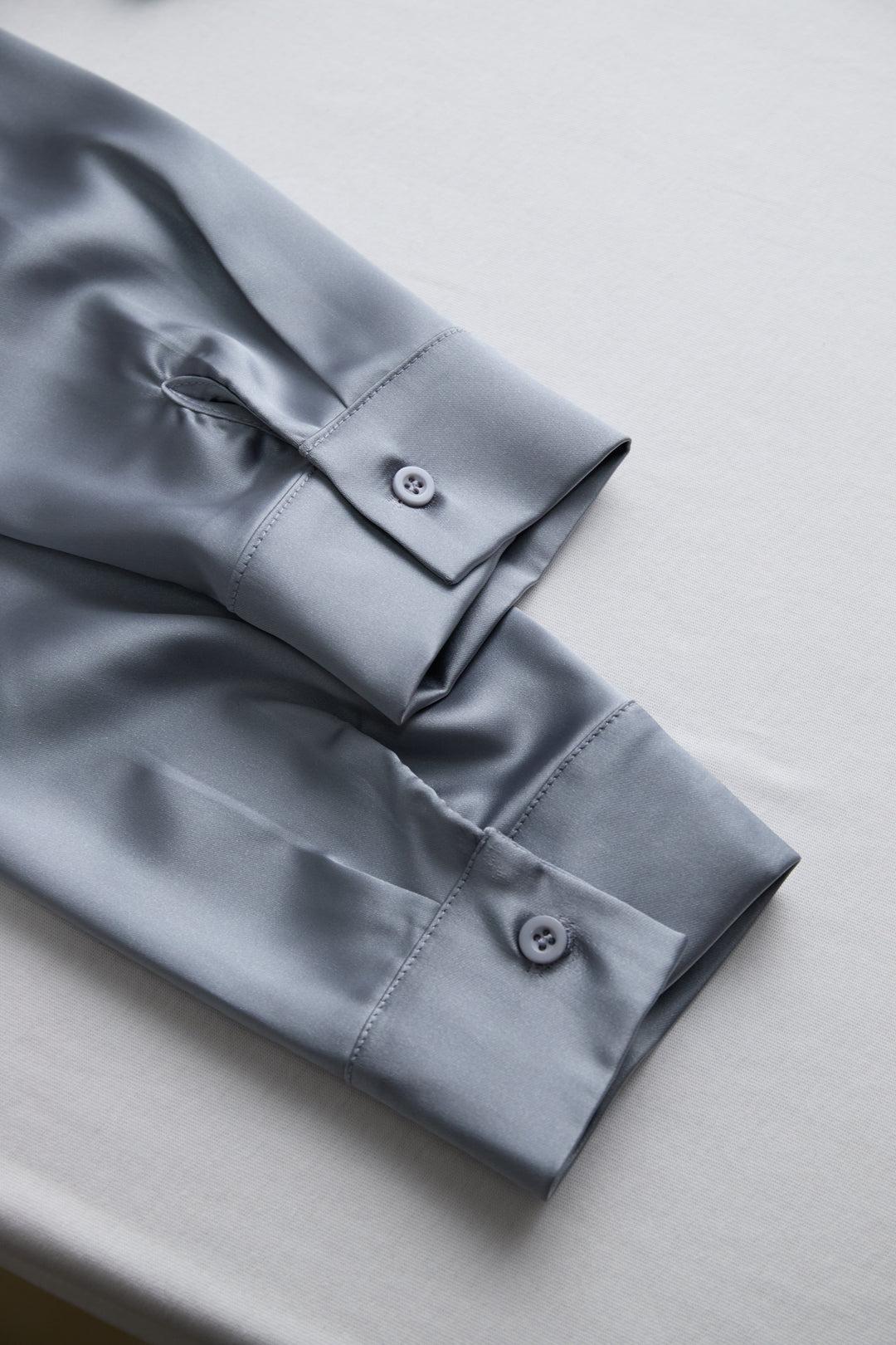 Naadmaastricht | Satijnen blouse in zilver met diepe V-hals