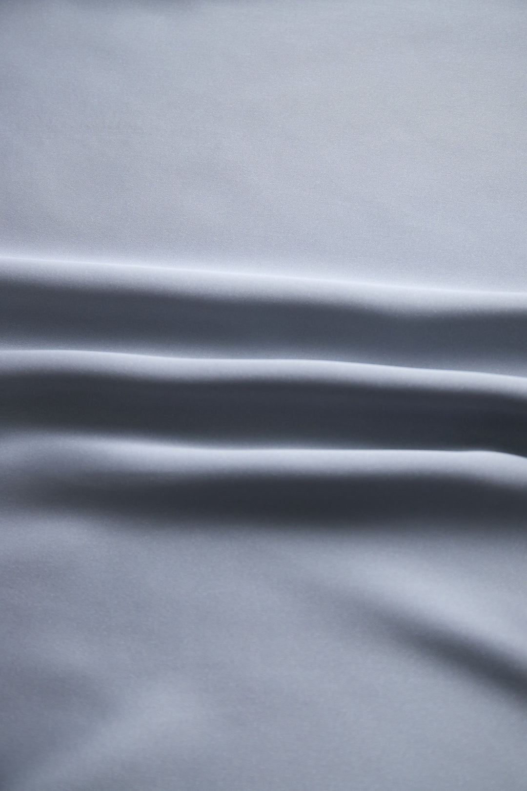 Naadmaastricht | Satijnen blouse in zilver met diepe V-hals