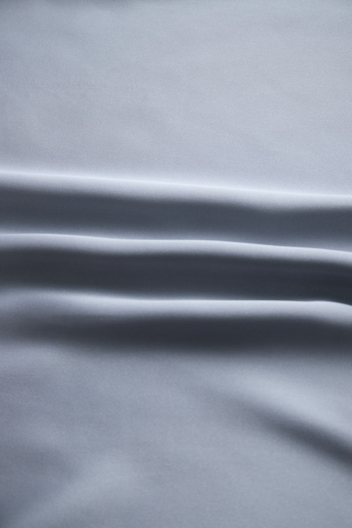 Naadmaastricht | Satijnen blouse in zilver met diepe V-hals