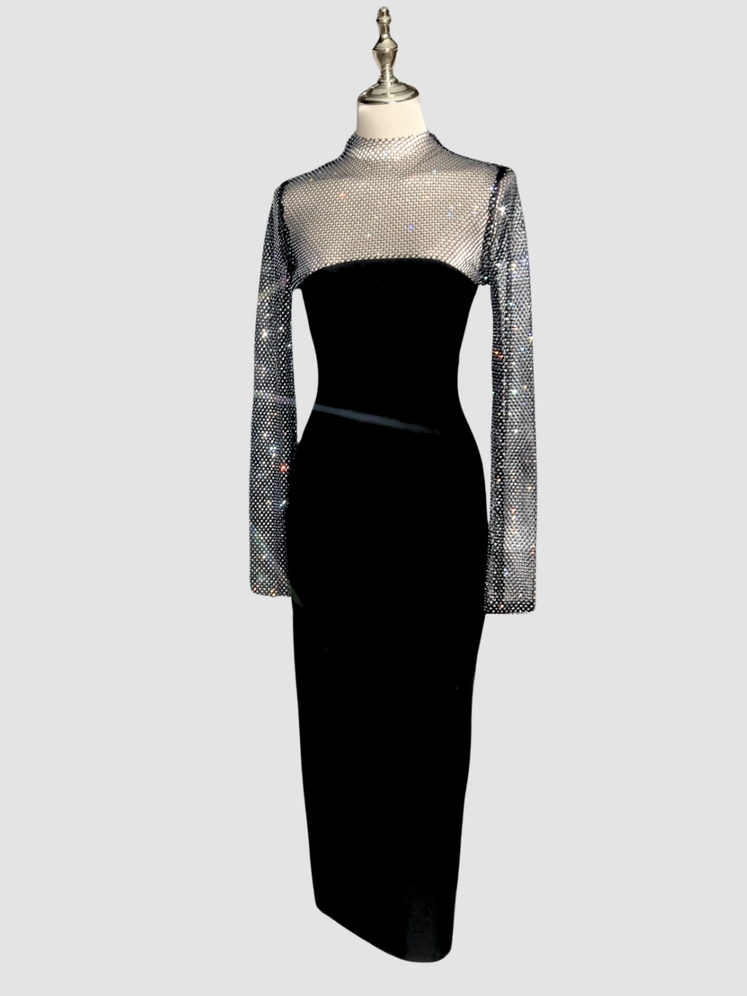 Naadmaastricht | Midi-jurk met lange mouwen en kristaldetails van bandagemateriaal