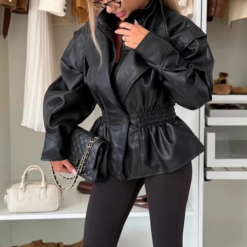 Naadmaastricht | Jas in empire-lijn van premium kunstleer met geaccentueerde taille en centrale knoop