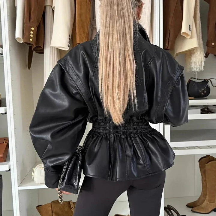 Naadmaastricht | Jas in empire-lijn van premium kunstleer met geaccentueerde taille en centrale knoop