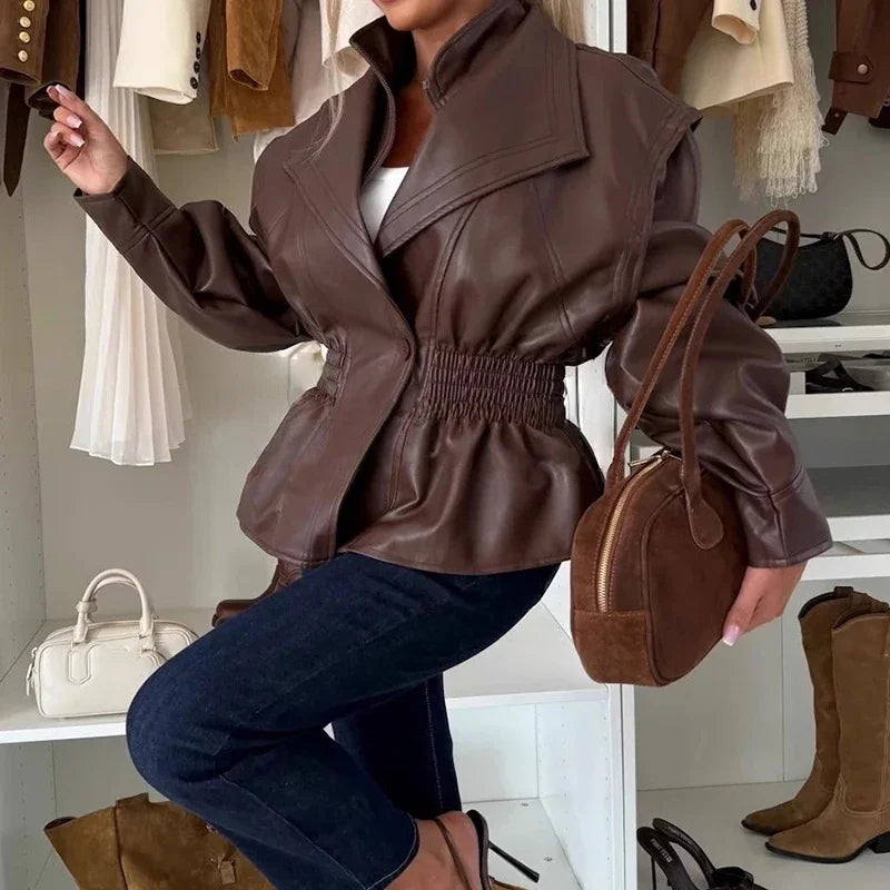 Naadmaastricht | Jas in empire-lijn van premium kunstleer met geaccentueerde taille en centrale knoop