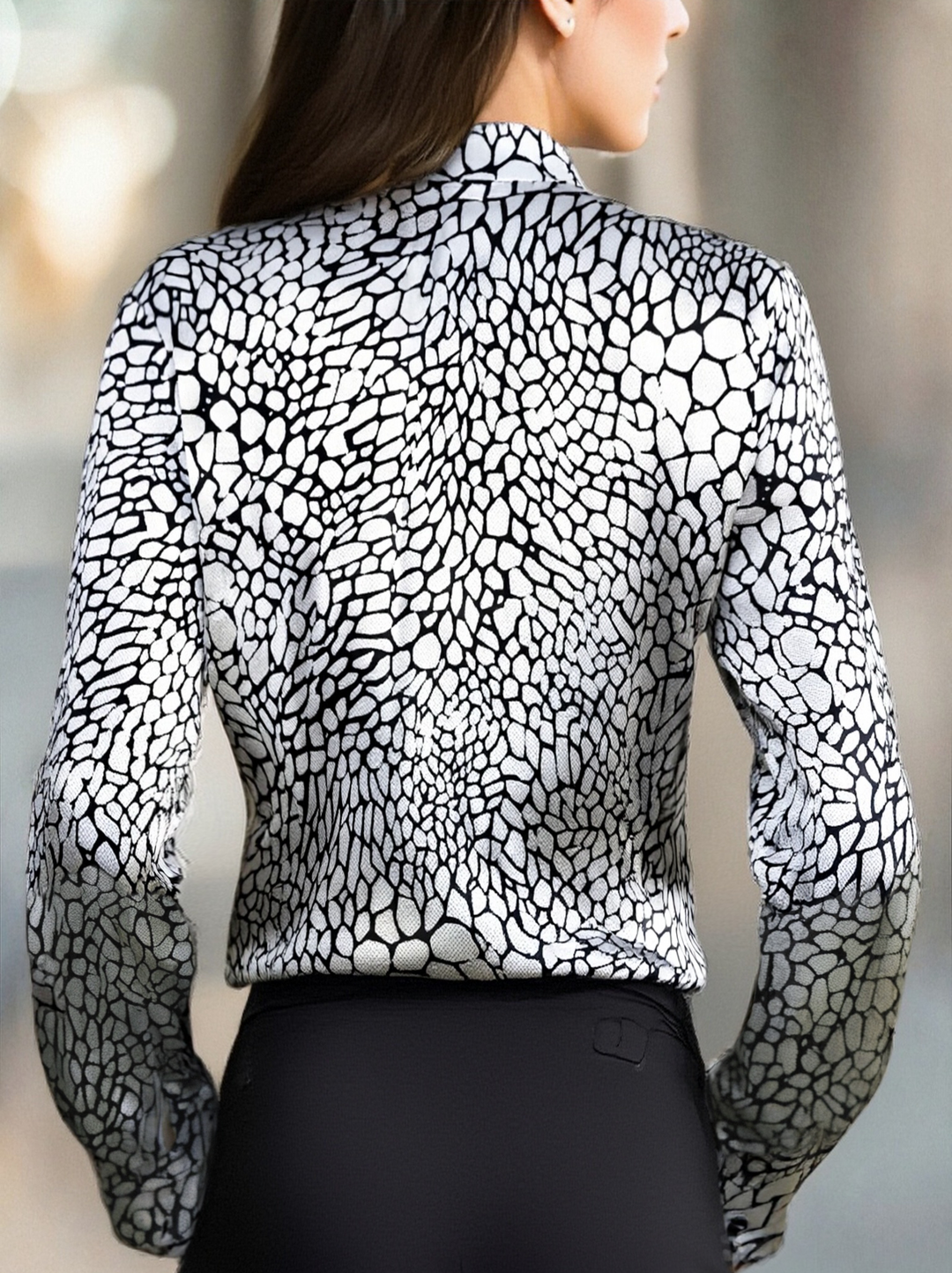 Naadmaastricht | Satijnblouse met moderne slangenprint-elegantie