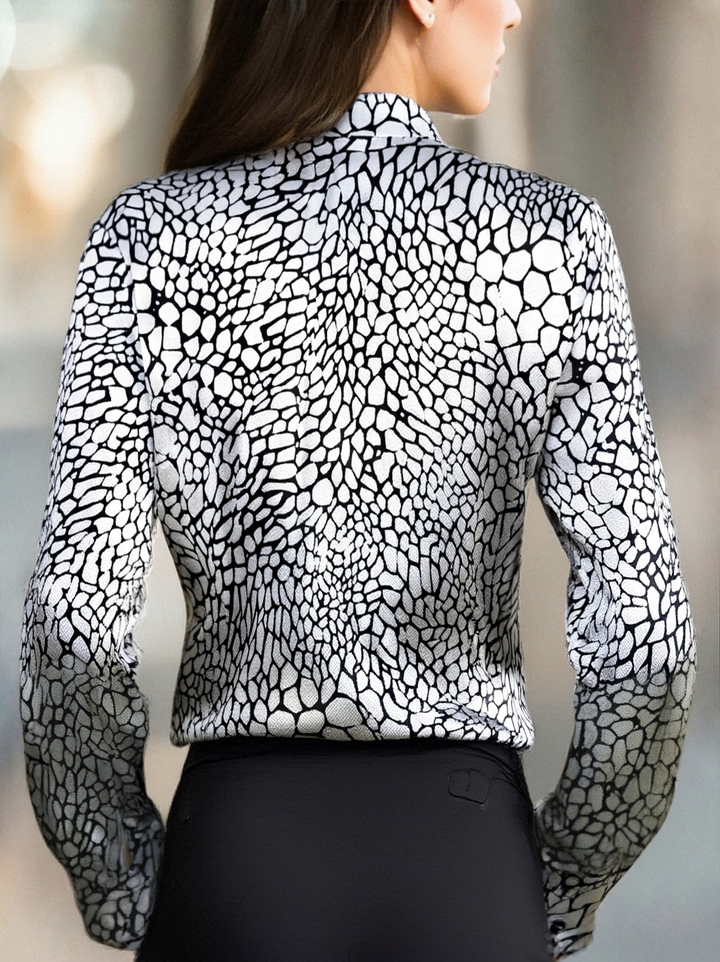 Naadmaastricht | Satijnblouse met moderne slangenprint-elegantie